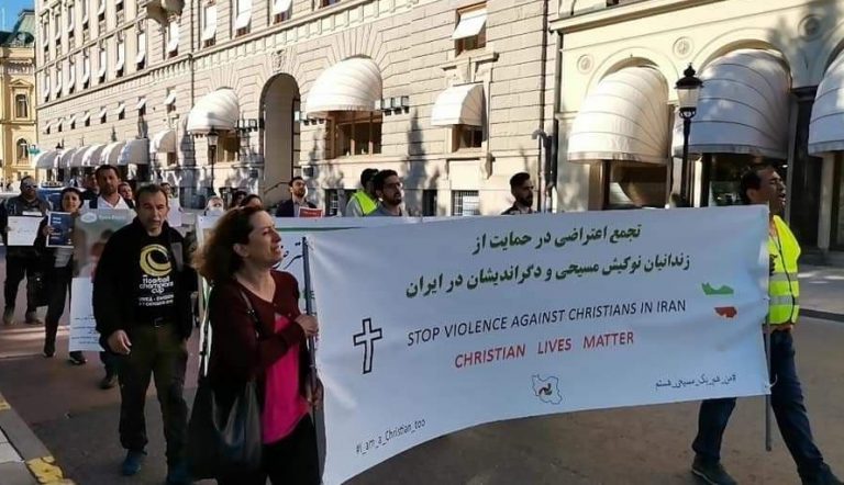 تجمع گروهی از مسیحیان در مقابل سفارت جمهوری اسلامی در سوئد