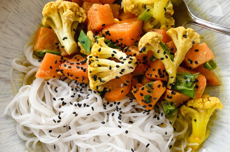 Süßkartoffel-Curry mit Blumenkohl und Kokosmilch – histaminarm & vegan –  issruhig.de