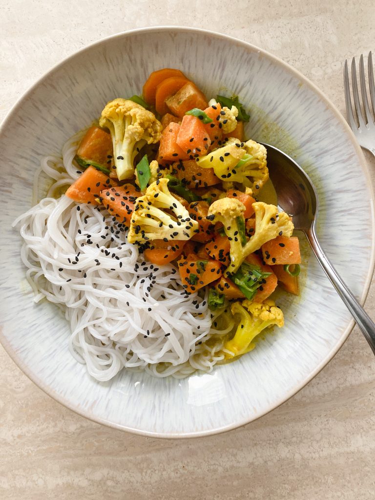 Süßkartoffel-Curry mit Blumenkohl und Kokosmilch – histaminarm & vegan – issruhig.de