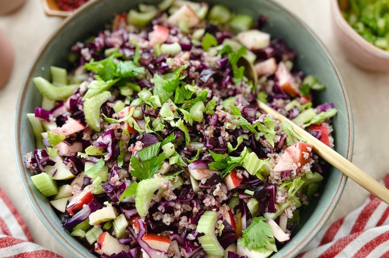 Rotkohl-Bulgur-Salat mit Apfel und Sellerie - histaminarm & vegan