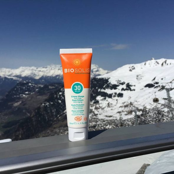 Anti-aging SPF tube med utsikt over solfylte of snødekkete fjell