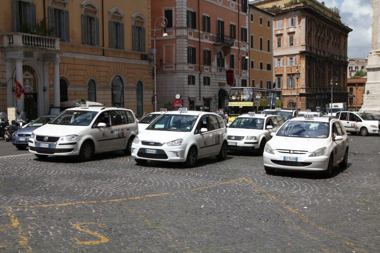 How to Hail a Taxi in Rome: Your Ultimate Guide