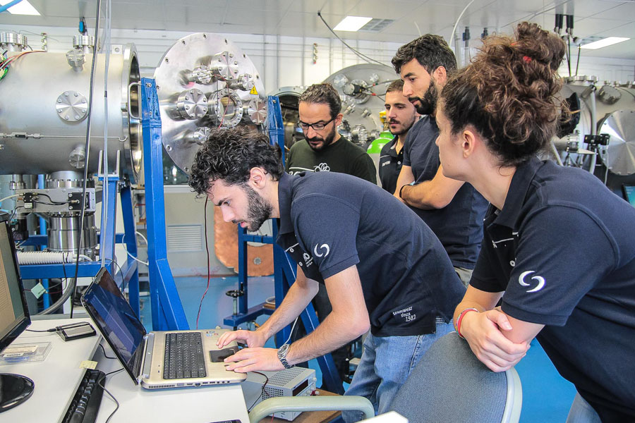 I giovani scienziati di U-Phos team, che porterà su un razzo spaziale dell'Esa un esperimento scientifico messo a punto dall'Università di Pisa.