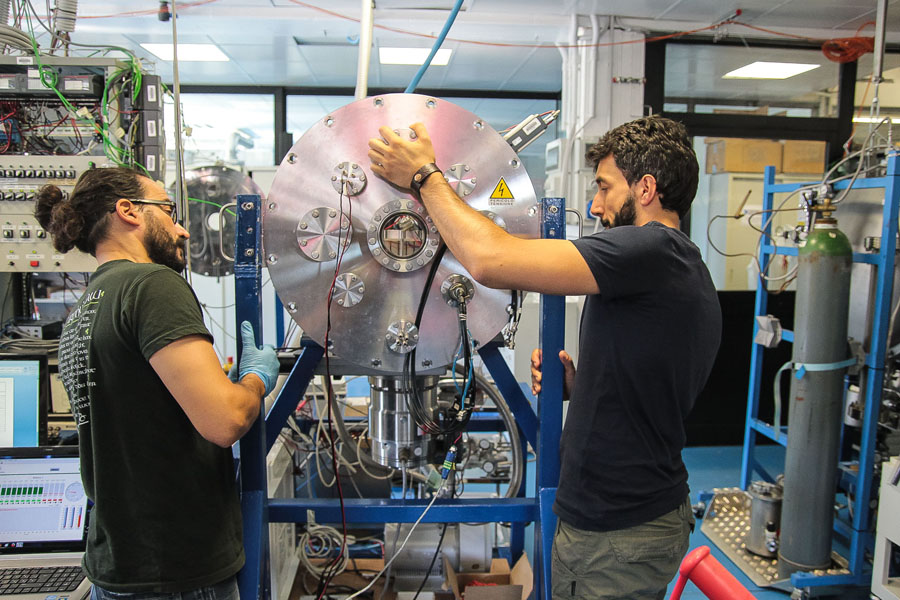 I giovani scienziati di U-Phos team, che porterà su un razzo spaziale dell'Esa un esperimento scientifico messo a punto dall'Università di Pisa.