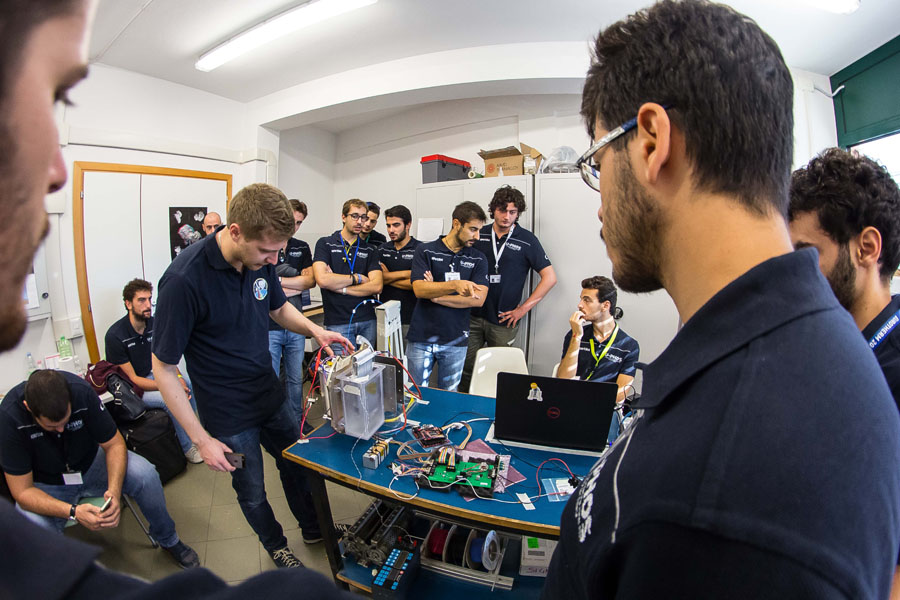 I giovani scienziati di U-Phos team, che porterà su un razzo spaziale dell'Esa un esperimento scientifico messo a punto dall'Università di Pisa.