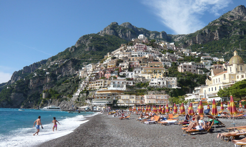 Alberghi in ginocchio. In una settimana persi 200 milioni di prenotazioni. Puntare su Turismo interno Alberghi in ginocchio. In una settimana persi 200 milioni di prenotazioni. Puntare su Turismo interno