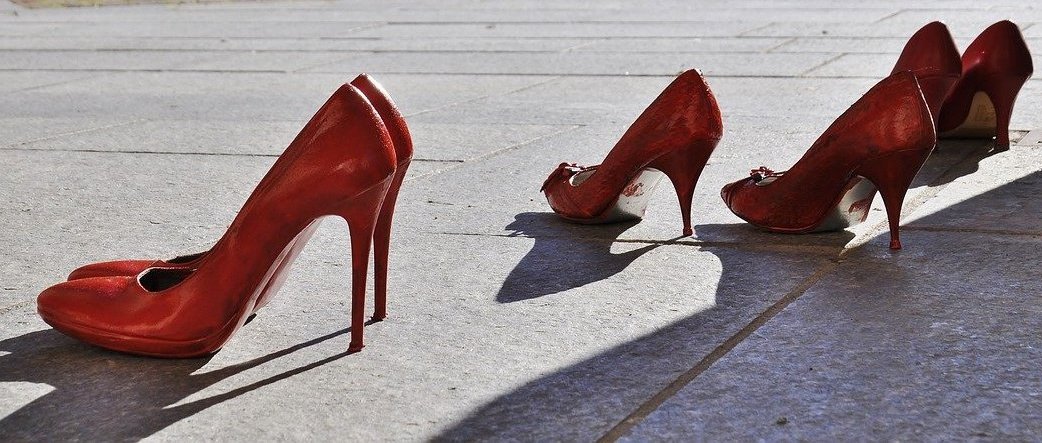 Femminicidi in Italia nel 2021, una lista rossa come il sangue delle vittime