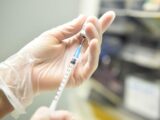 Vaccino, dall’Ema via libera alla terza dose per i fragili
