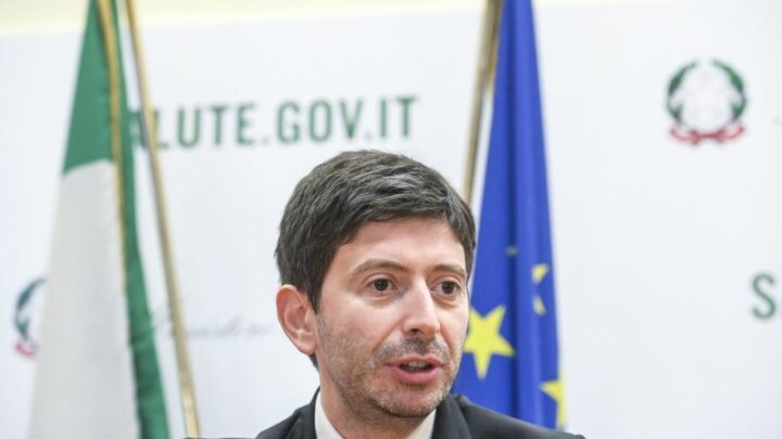 Vaccino, Speranza “Lavoriamo per allargare terza dose ad altre fasce”