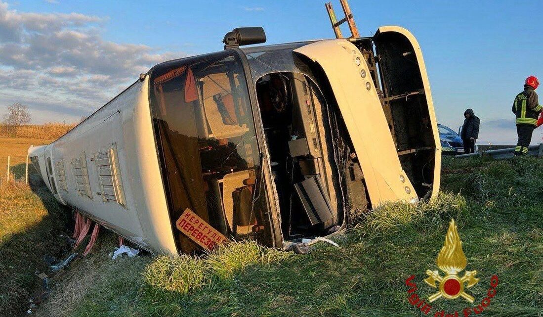 Incidenti stradali, su A1 si ribalta bus rifugiati ucraini: una vittima