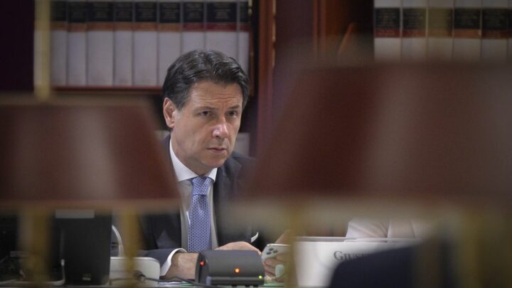 “Resta cu mme…”, il canto sireneo non sembra ammorbidire la rigidità del premier con la valigia