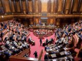 “Strunz’, Strunz’, Strunz'”. E dal Paese si levò alto l’urlo di Trapattoni. Il grido questa volta è dedicato agli amici di Putin: al M5s, alla Lega e a Forza Italia