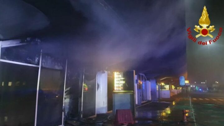 Dopo l’incendio l’aeroporto di Catania riparte con due voli all’ora