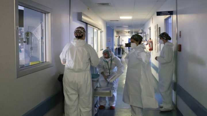 Covid, rallenta la crescita dei nuovi casi