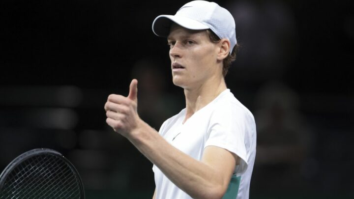 Esordio positivo per Sinner alle Atp Finals, battuto Tsitsipas