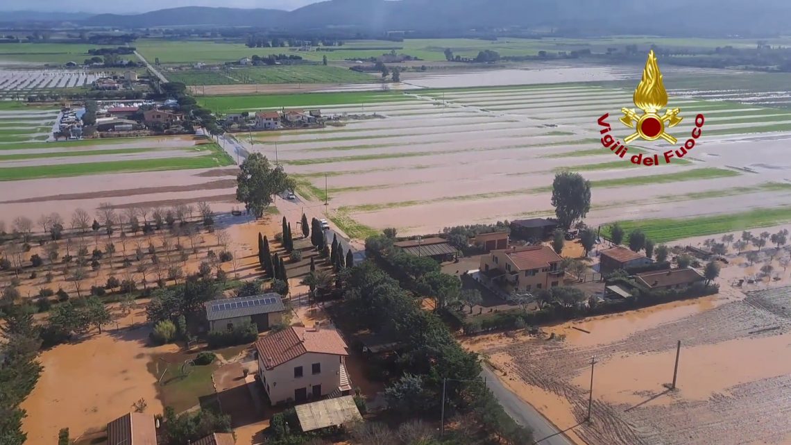 Maltempo in Maremma, le immagini dall’elicottero dei Vigili del fuoco