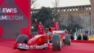 Ferrari-UniCredit, bagno di folla per la Rossa a Milano