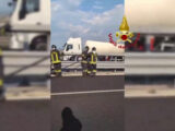 Camion in fiamme sull’autostrada A1, le operazioni di spegnimento Camion in fiamme sull’autostrada A1, le operazioni di spegnimento