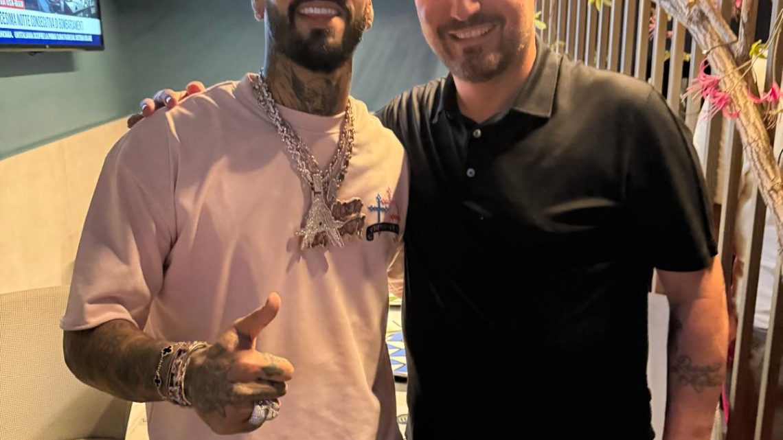 Anuel AA da El Sombrero by Agostino Massa: un altro protagonista della musica mondiale