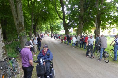 På gång att samlas...vid de gula statarhusen till höger i bild...