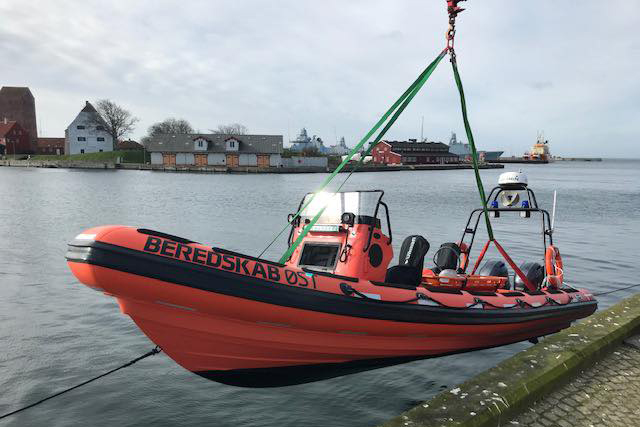 Beredskab oest Fire boat being lowered into the water