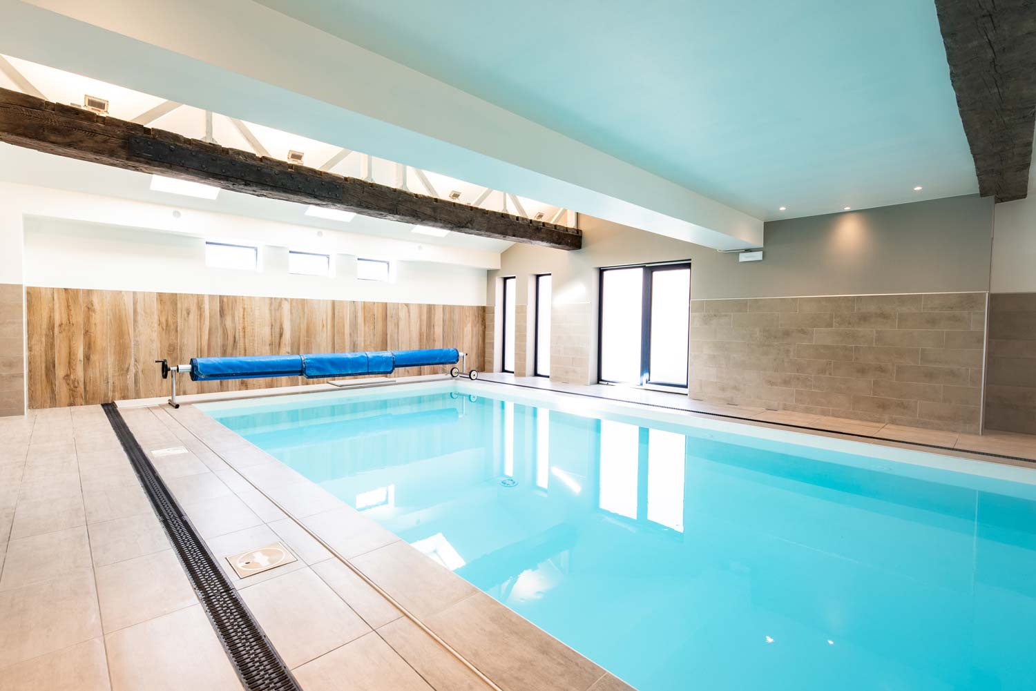 Izazen – Piscine intérieure de 10m x 5 m chauffée en permanence à 32 degrés