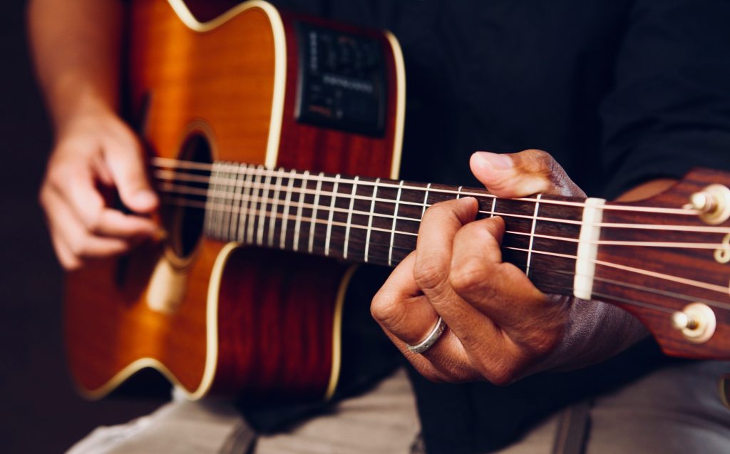 Hur man håller en Gitarr - Handpositionering & korrekt hållning av Gitarr -  Jamma.se