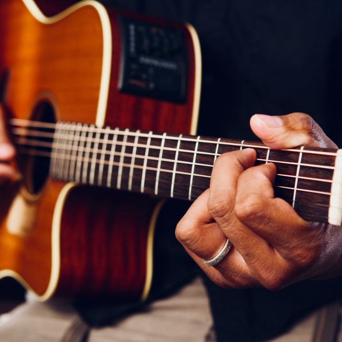 Hur man håller en Gitarr – Handpositionering & korrekt hållning av Gitarr