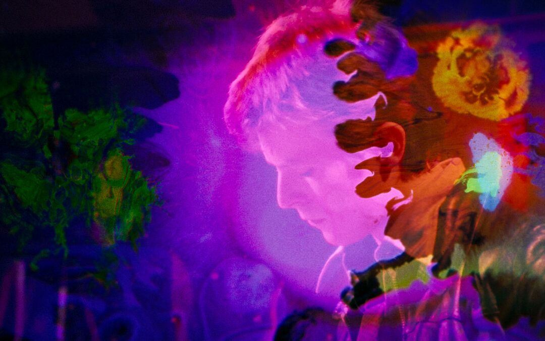 Moonage Daydream: Kaotisk og fragmenteret spejling af kunstneren, mennesket, tænkeren David Bowie