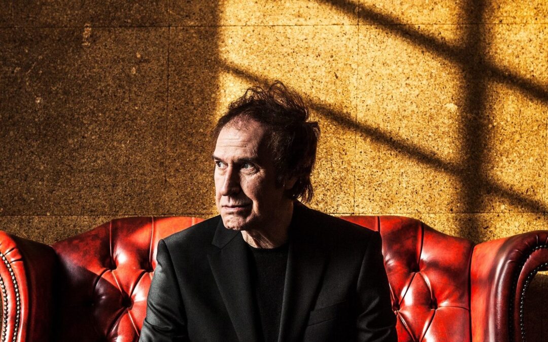 Ray Davies bliver 80 – spiddende kritisk, perspektiverende og medlevende varm