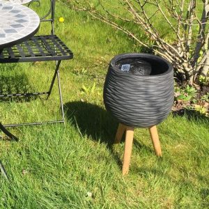 Blomster krukke, grafit med træben. Ø 29 cm.