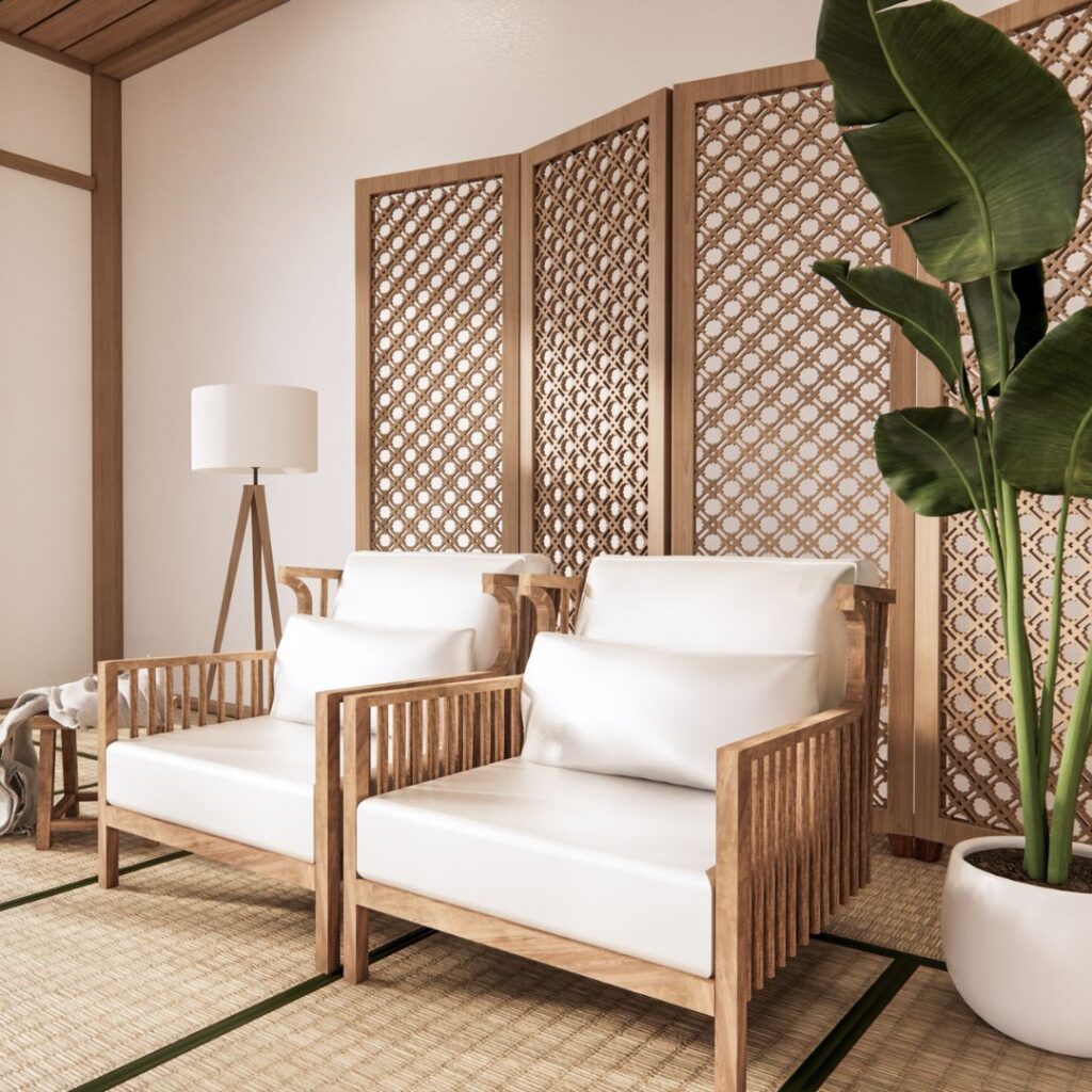 Japandi fåtöljer i ett japansk inspirerad vardagsrum med tatami matta och japandi inredning Japandi fåtöljer i ett japansk inspirerad vardagsrum med tatami matta och japandi inredning.
