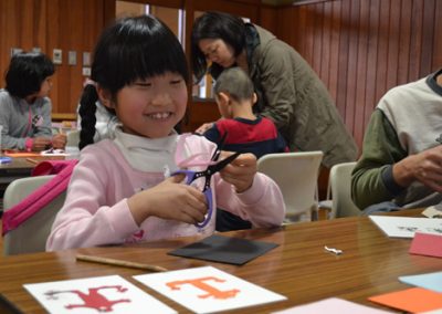 Participant at Danish Paper Cut Artist Torben Jarlstrøm Clausen's workshop at Andersen Park, Funabashi, Japan