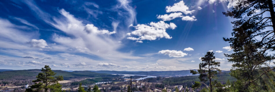 Blå himmel över Järvsö