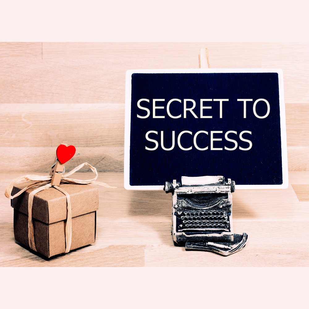 Leistungen - Das Bild zeigt ein Schild auf dem steht "Secret to success", daneben steht ein kleines Geschenk verpackt