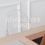 Wedding oder Website, Hintergrund Schreibtisch mit Laptop und Acrylstuhl