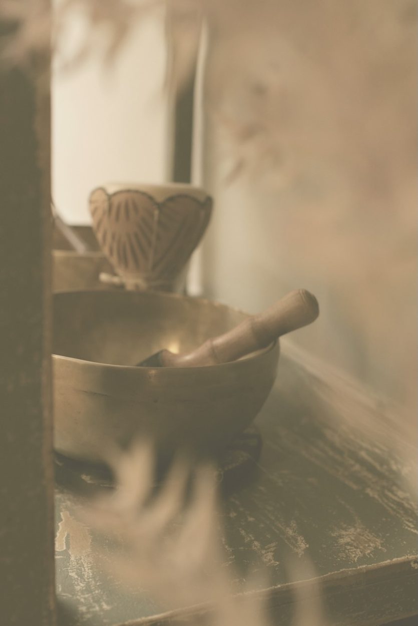 Die sanften Klänge der Klangschale helfen, tief in die Meditation einzutauchen. Beim neuen Kursformat Sadhana Parvati Japa Meditation bei JayJay Yoga Köln Ehrenfeld schaffen Klänge eine beruhigende Atmosphäre für spirituelle Praxis und Achtsamkeit.