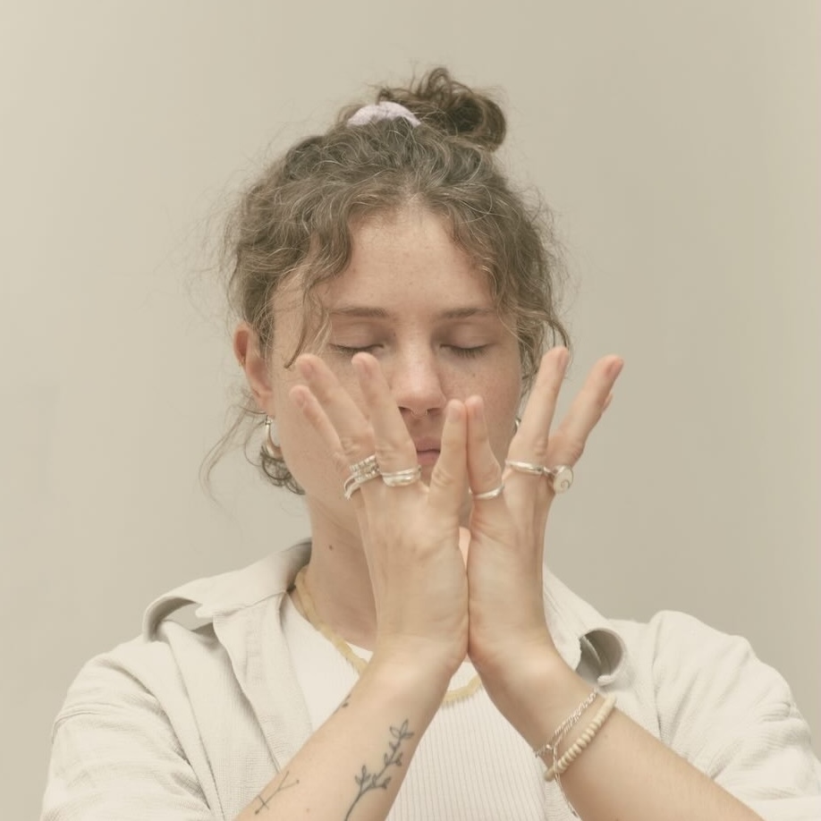 Bei der Sadhana Parvati Japa Meditation bei JayJay Yoga Köln Ehrenfeld werden Mudras und Mantras kombiniert, um die innere Ruhe zu vertiefen und das Bewusstsein zu erweitern. Dieses Bild zeigt die tiefe spirituelle Verbindung von Hannah in der Praxis.