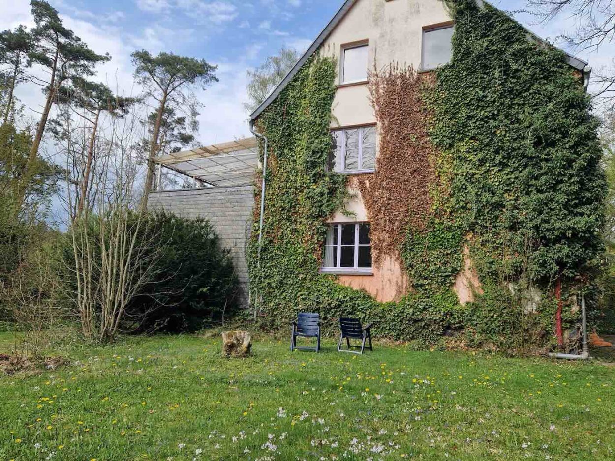 Diese Außenansicht zeigt das idyllische Seminarhaus Grube Louise im Westerwald, wo das transformative Herbst-Retreat Be Love ♡ Be Light ♡ Be You mit JayJay & Hannah stattfindet. Eingebettet in unberührter Natur und nur eine Stunde von Köln entfernt, bietet dieser besondere Ort alles, was es braucht, um aufzutanken, sich zu verbinden und tief in die Praxis von Yoga, Meditation und Selbstfürsorge einzutauchen.