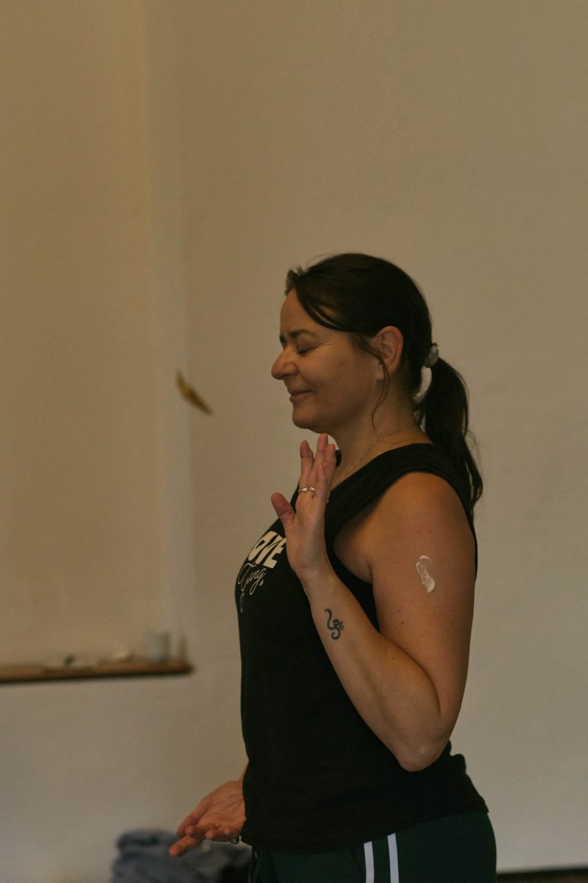 Dieses Bild zeigt JayJay in meditativer Haltung während des JayJay Yoga Retreats. Es vermittelt Ruhe, Zentrierung und achtsame Selbstverbindung – ein Kern des Retreat-Erlebens.