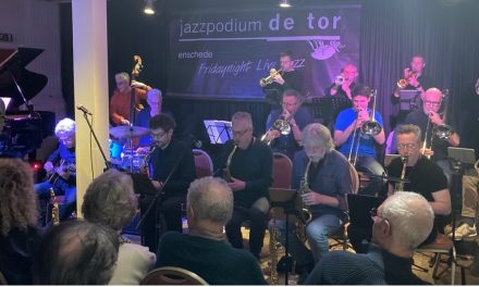 Spetterend en spannend: swingende saxofoonshow van Efraïm Trujillo met DCCB