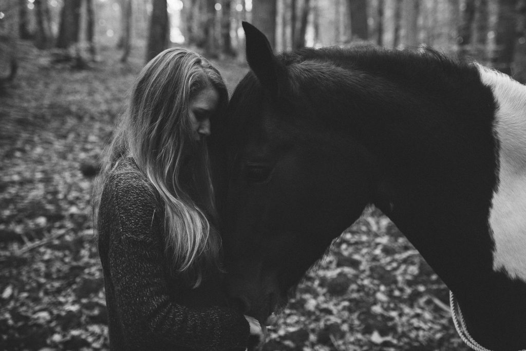 Frau und Pferd im Wald