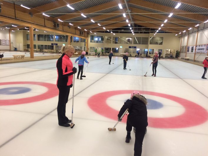 Anette Norberg visar curling