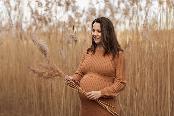 Tips om gravidkläder till utomhusfotografering