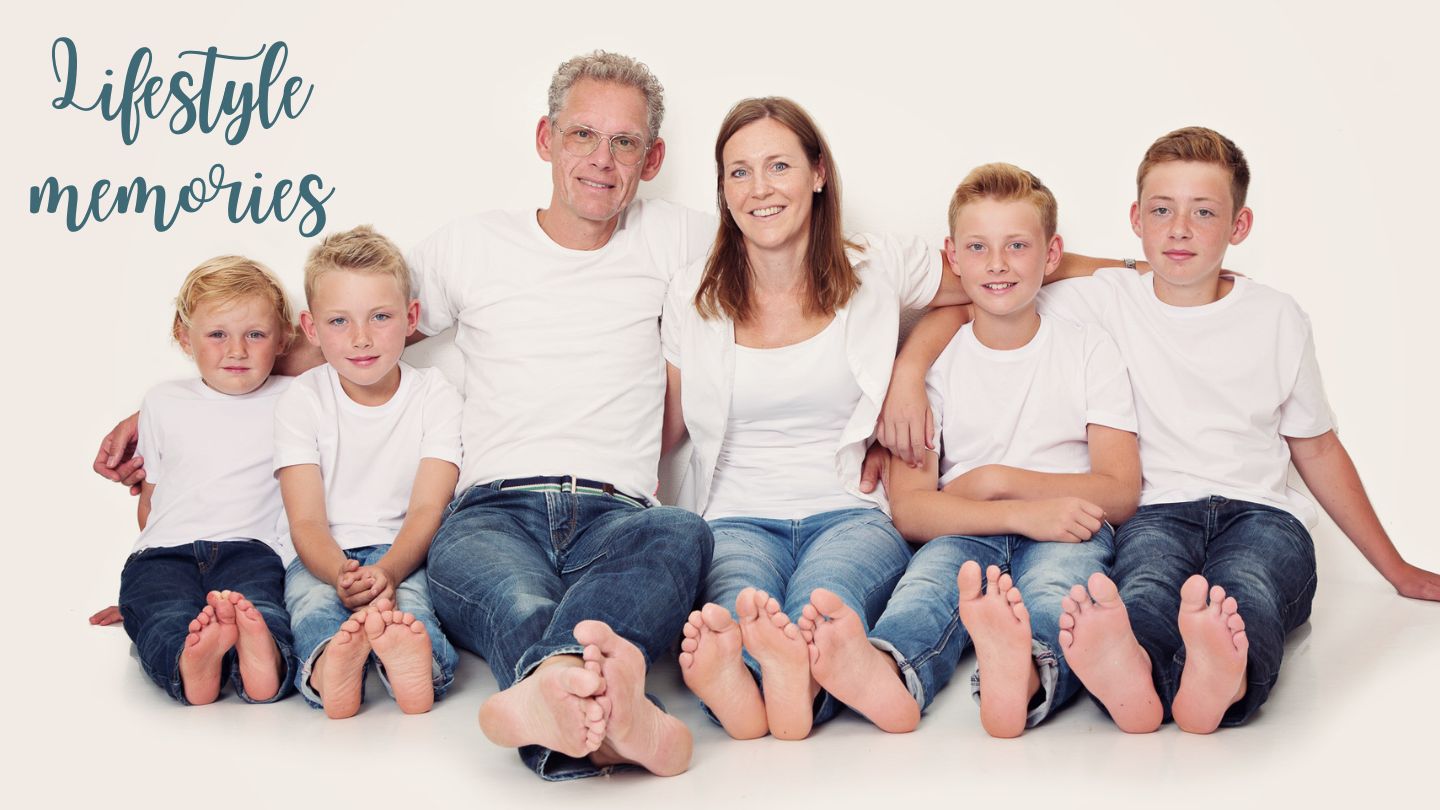 Familjefotografering i studion med vita t-shirts och jeans, enhetlig bild