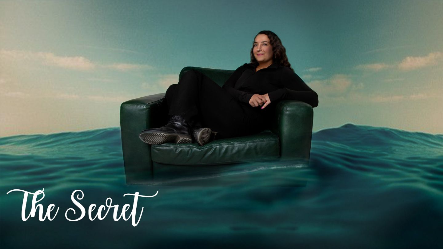 Porträttfoto och digital illustration för företag och sociala medier, kvinna sitter på en soffa i havet