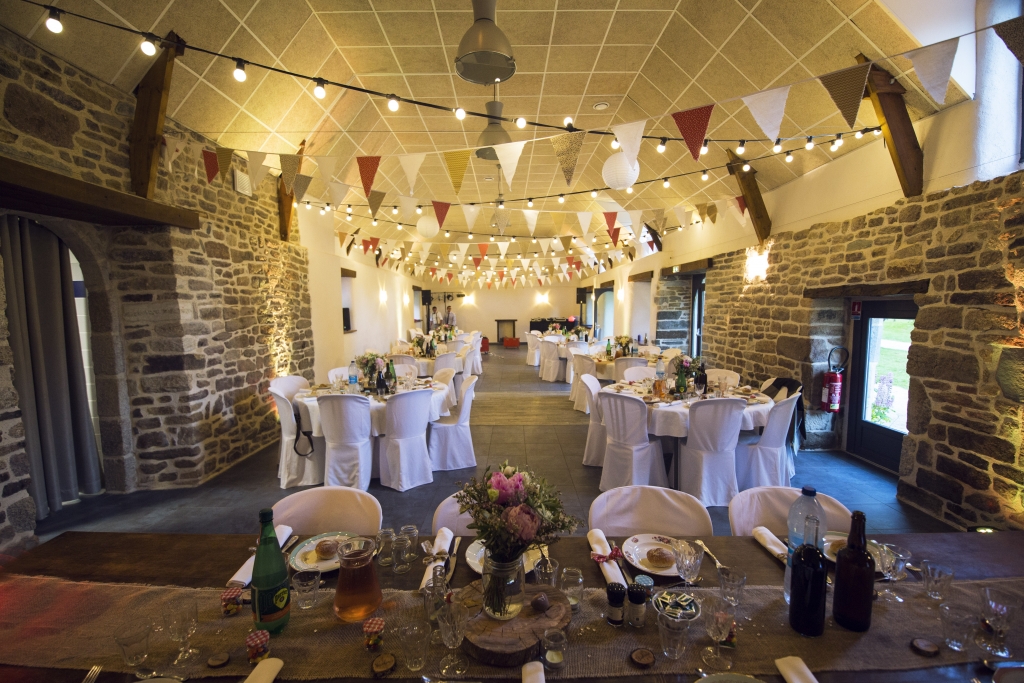 Salle de réception avec une décoration de mariage , dans le Morbihan en Bretagne