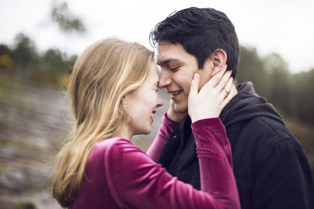 Séance d'engagement couple love , photographe portrait mariage vannes brocéliande morbihan bretagne