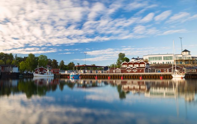 Havsbaden i Grisslehamn speglas i vattnet