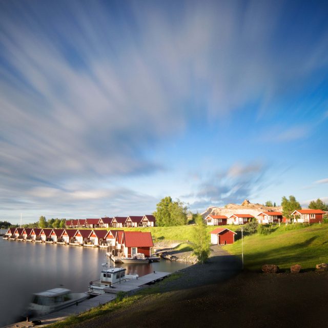 Herrängs stugor med dramatisk himmel